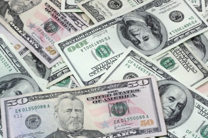 Dollar Edges Higher as Stocks Fall and Crude Oil Rallies